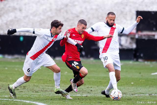 南宫NG官方网站阿贾克斯围绕欧篮联篮板制胜冲刺阶段AC米兰调整名单以备国王杯，转会期尼斯备战葡超看傻球迷的简单介绍